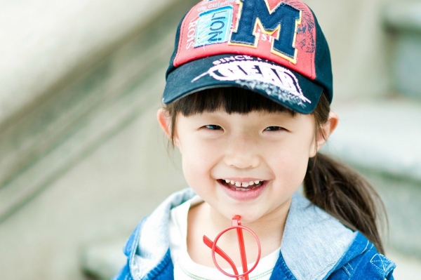 亲子关系,是一个家庭关系中的核心部分,从婴幼儿时期就开始影响着孩子各方面的发展,比如性格、毅力、人际交往等等,对孩子的成长有着不可忽视的作用。亲子关系是否亲厚、融洽,在一定程度上影响了孩子的教育方向。 亲子关系不和,高二学生叛逆不愿上学 小可今年上高二,从小成绩优秀,懂事听话。小可的父母很忙,没时间照顾孩子,孩子也不用他们操心,但是从这个学期开始,母亲石女士发现小可对他们很冷漠,回家也不喜欢说话, 甚至有一天告诉他们自己不想上学了,想去打工。石女士打电话问了小可的老师,老师说